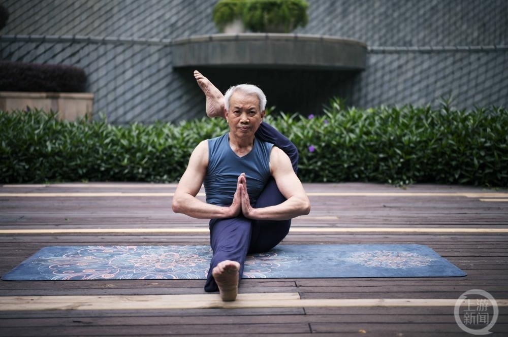 重庆71岁老人练习高难度瑜伽22年_腾讯新闻