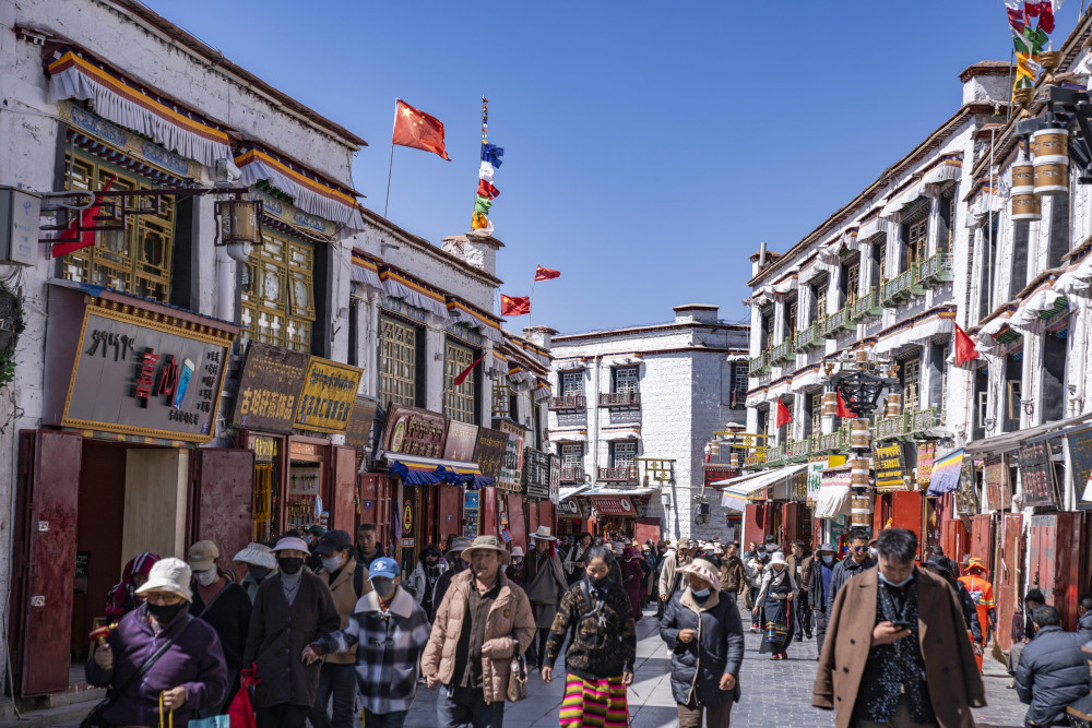 西藏:春"染"拉萨