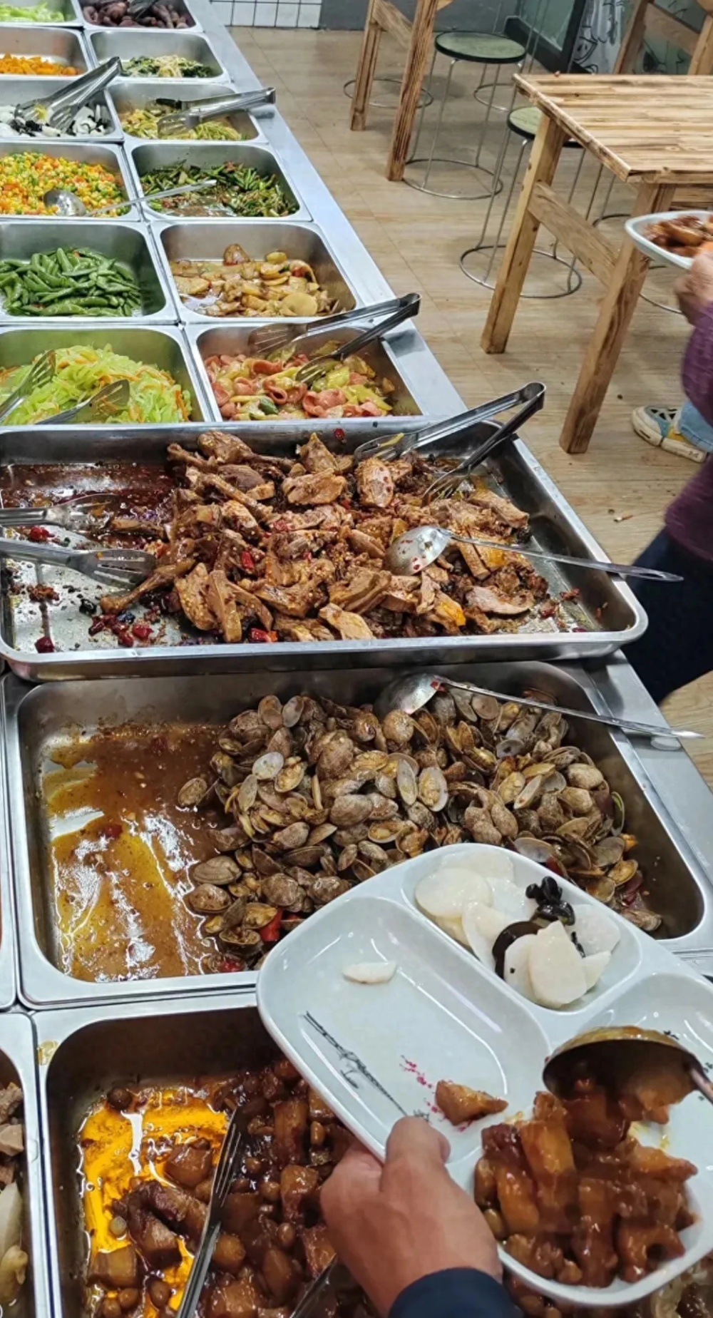 云南昆明快餐店豪气干云义薄云天 十四元随便吃彰显春之城慷慨豪气