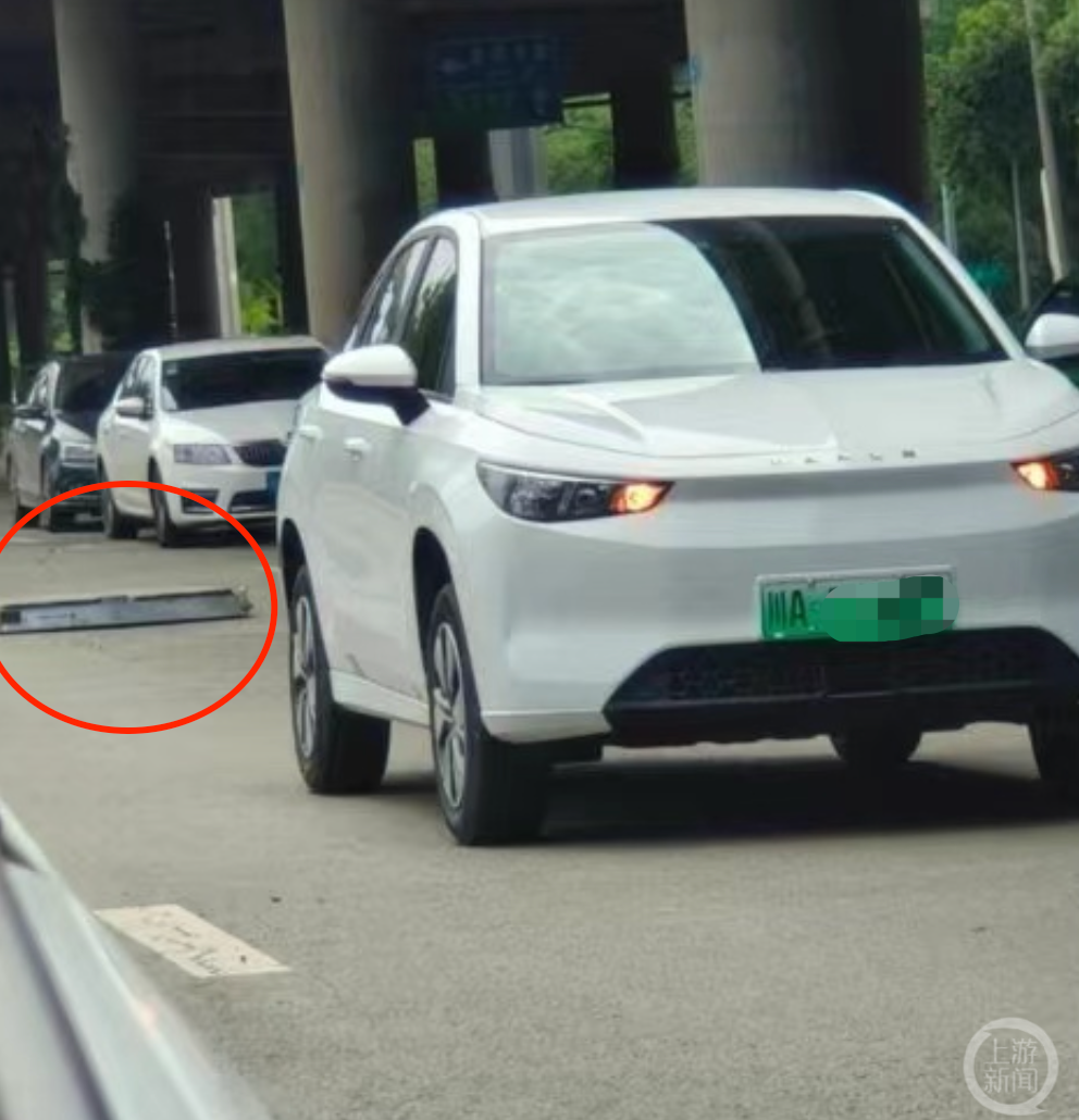 成都街头电池脱落的新能源车疑似吉利枫叶，吉利客服：正在核实内容是什么-313啦实用网
