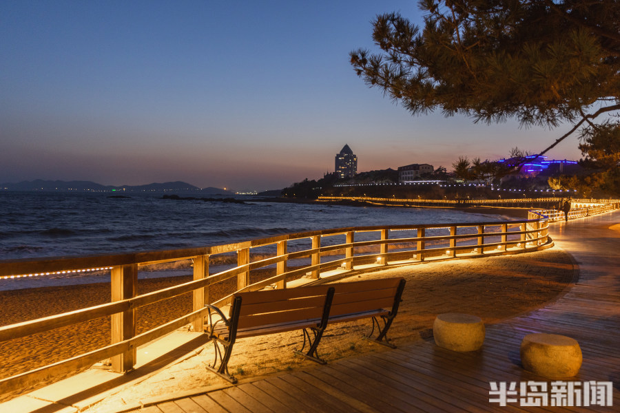 经过前期的亮化设计施工,太平角及八大关沿海一线夜景氛围得到提升.
