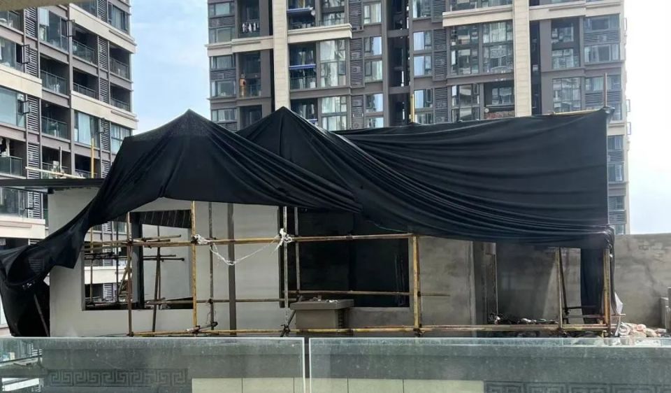 加盖一整层！今天这个小区开始强制拆除违章搭建_腾讯新闻