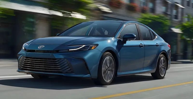 丰田新款凯美瑞海外开售,2.5l油电混动,配置较2.0l版本明显提升