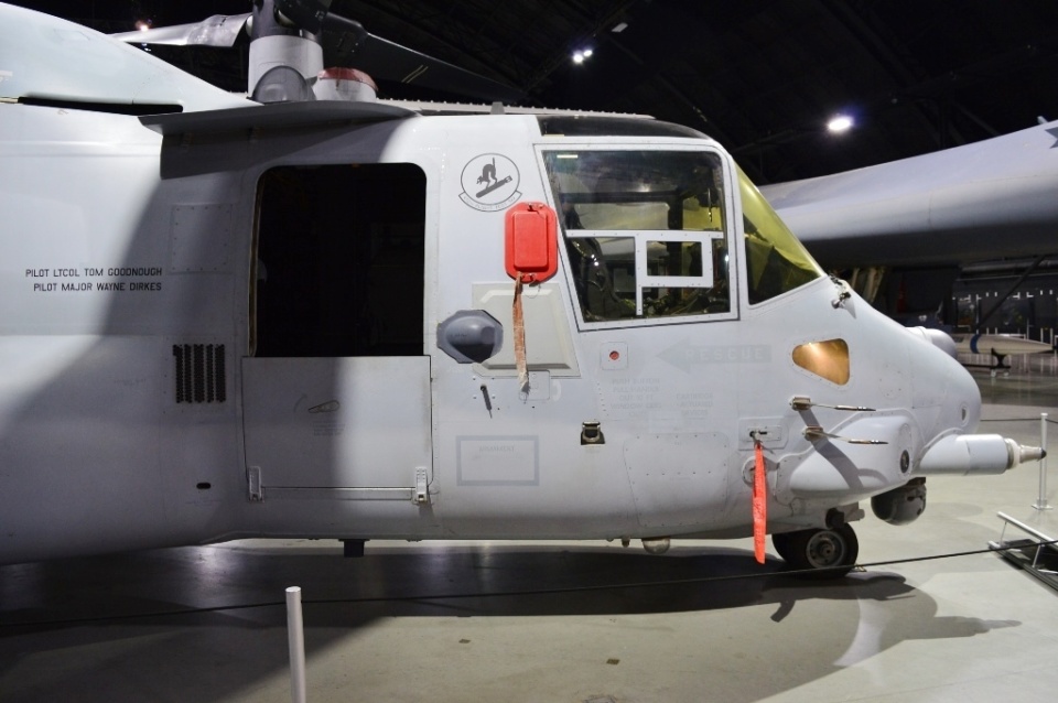 围观贝尔-波音v-22"鱼鹰"倾转旋翼机_腾讯新闻