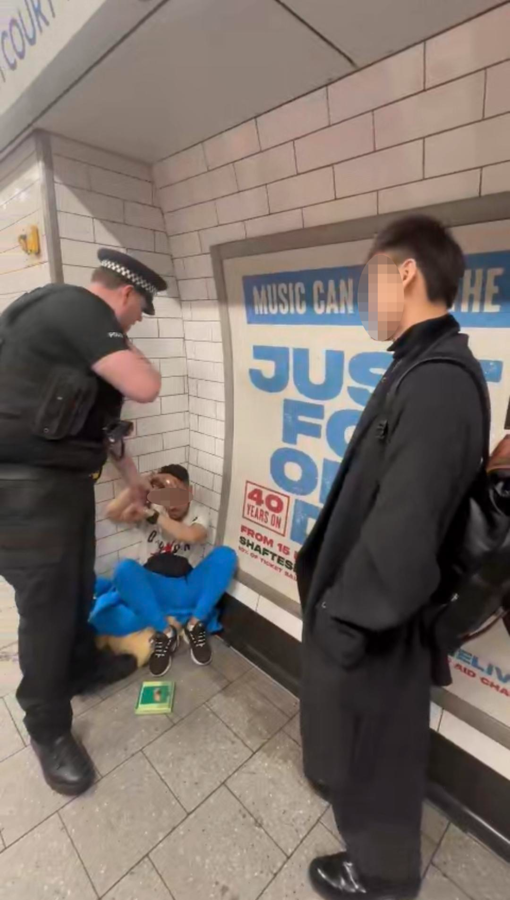 警察到场逮捕小偷制服小偷10分钟后,警察来到现场拿出手铐并带走了
