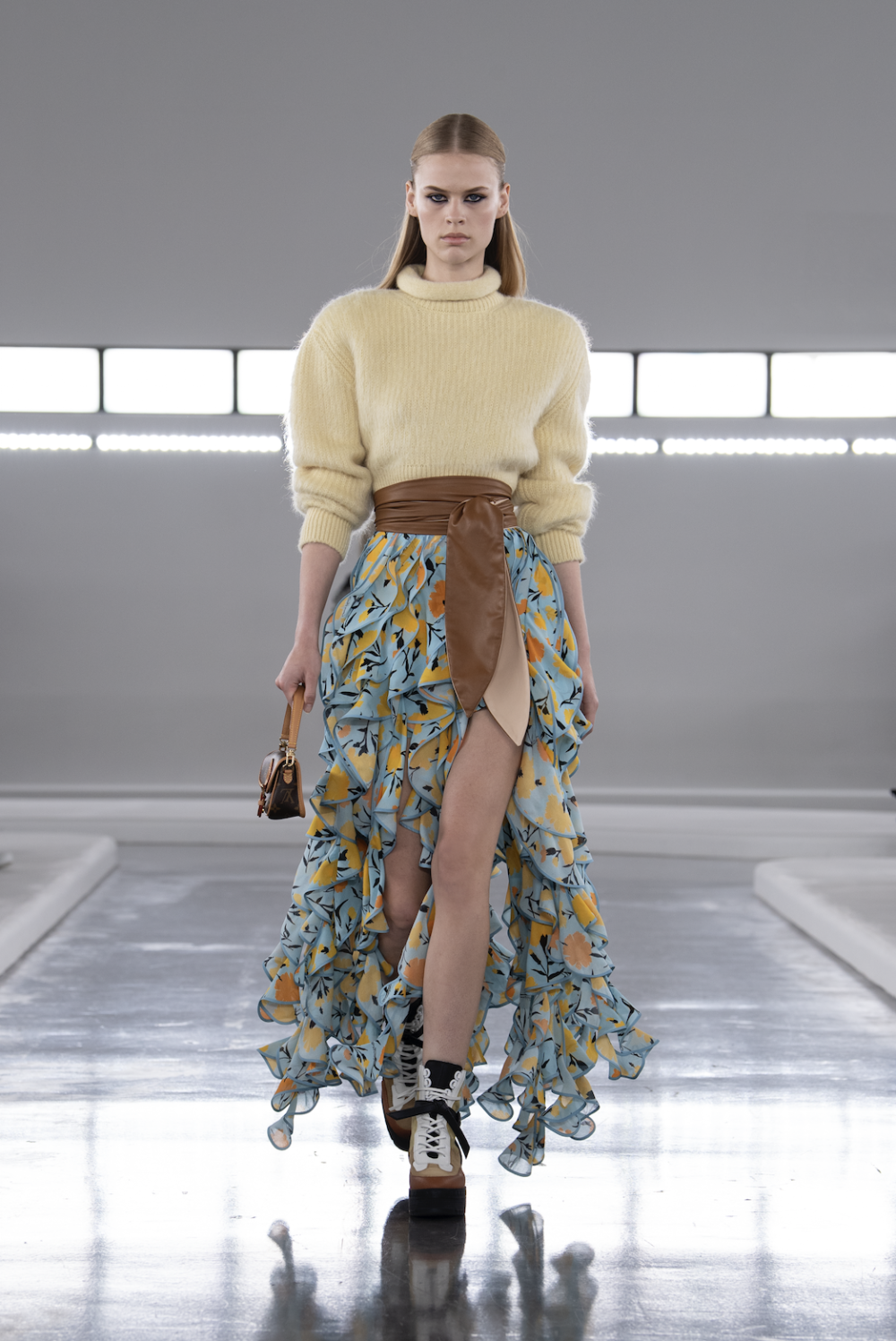 想象路易威登女性,从她穿的衣服开始