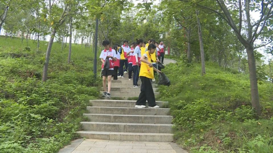 惠东青年志愿者到寨场山森林公园开展捡跑活动