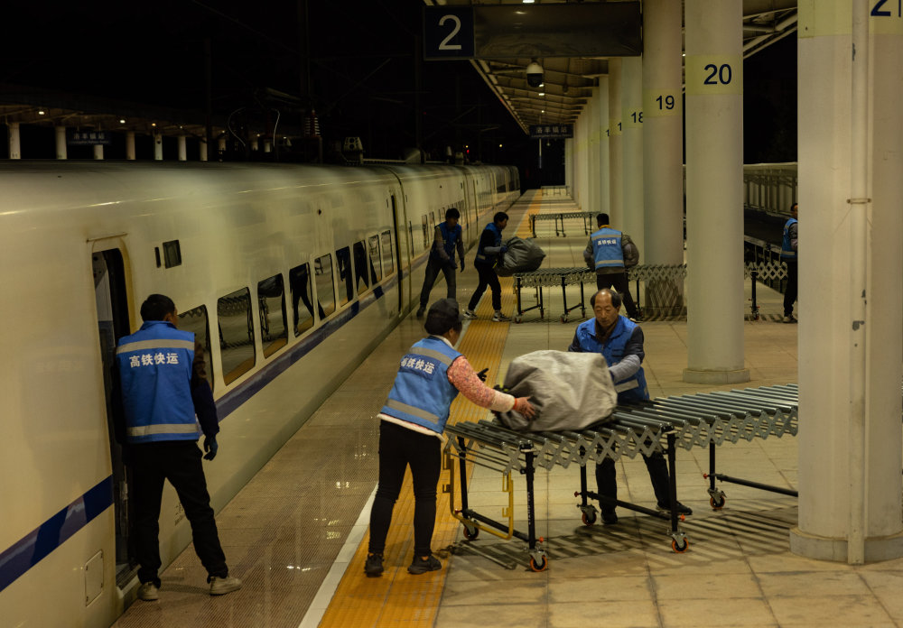 始发对开,铁路部门开始利用整列动车组开展高铁快运批量运输试点工作