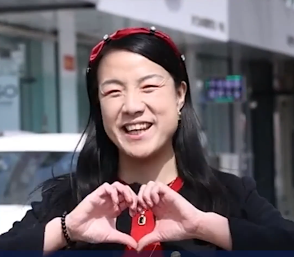 靠辱骂母亲走红后吃"霸王餐",强拿硬要,网红张美丽被逮捕