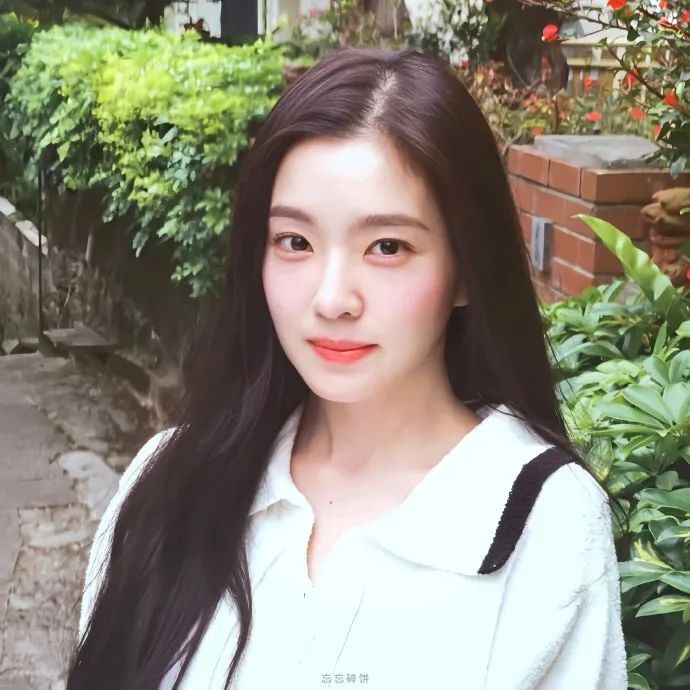 像是irene裴珠泫本身并不是真的脱发,一些发际线的问题以及发缝,她