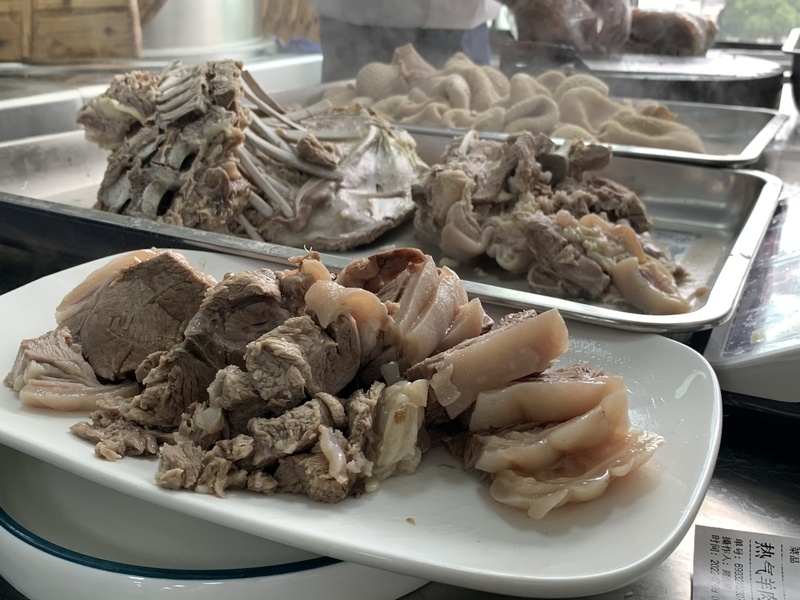 边听大提琴边大口吃羊肉喝酒奉贤庄行伏羊节食客倒三条地铁两辆公交前