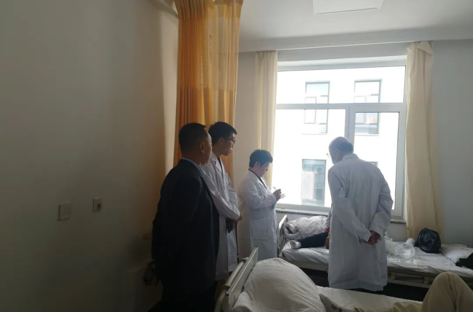 县卫健局领导对全国名老中医药专家殷东风教授工作室在辽阳县中医院