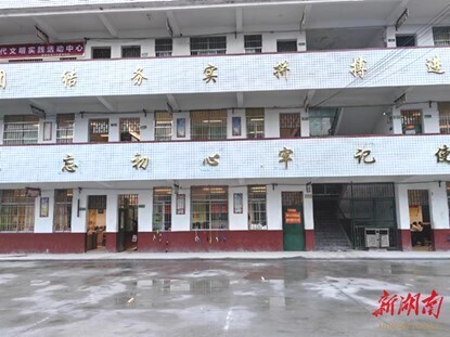 厕所澡堂,围墙加高加固,添置食堂设备设施,教室和学生宿舍空调修换