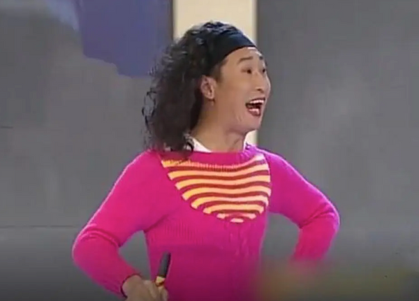 《装修》,林永健戴着爆炸头假发,涂口红,出场便捏着嗓子高喊道:"干嘛