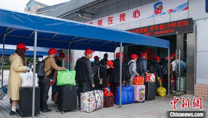 广西桂林免费务工专列送550多名民众赴粤淘金