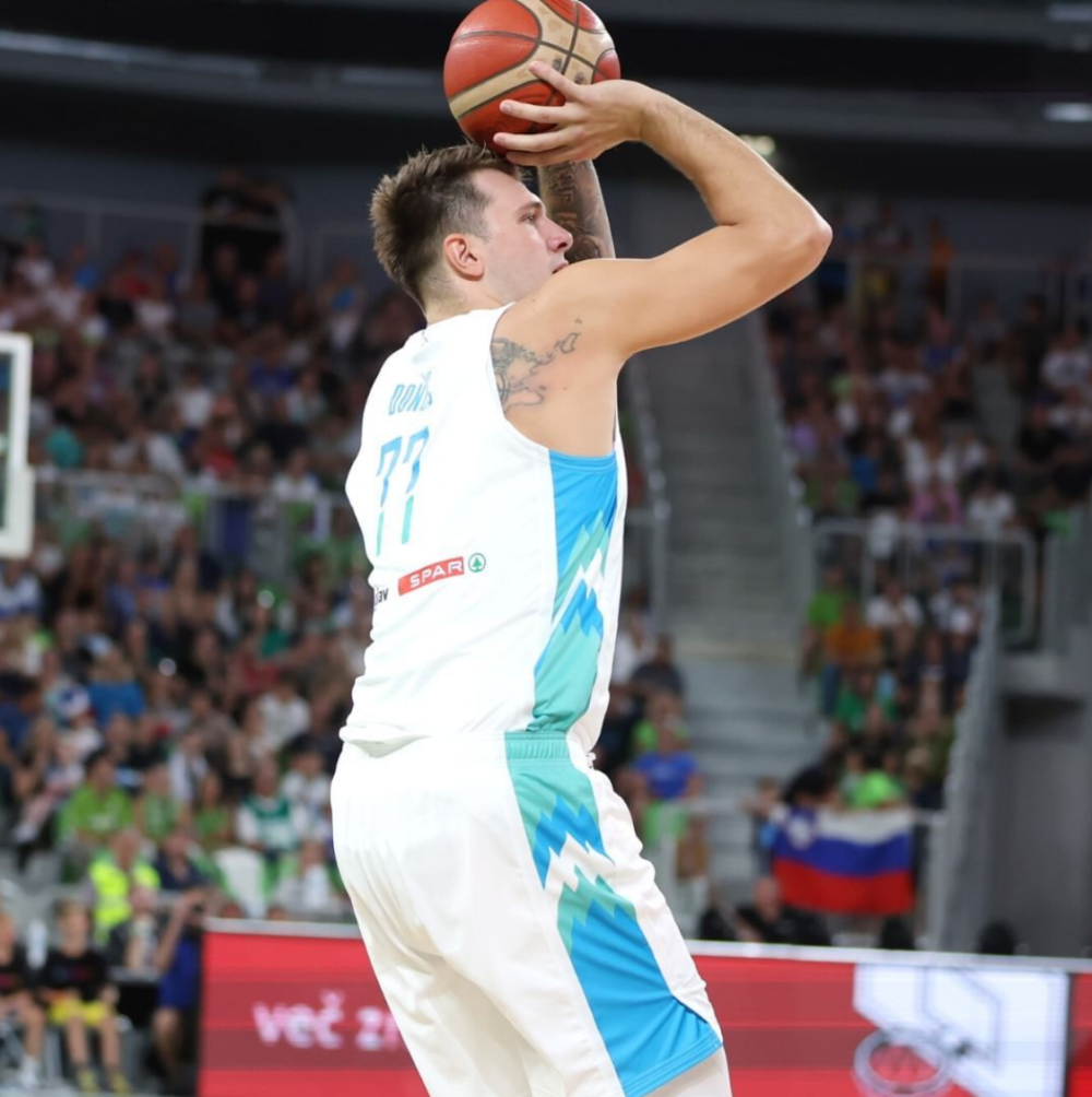 东契奇狂砍34 13 14打爆武切维奇,率斯洛文尼亚险胜黑山-腾讯新闻