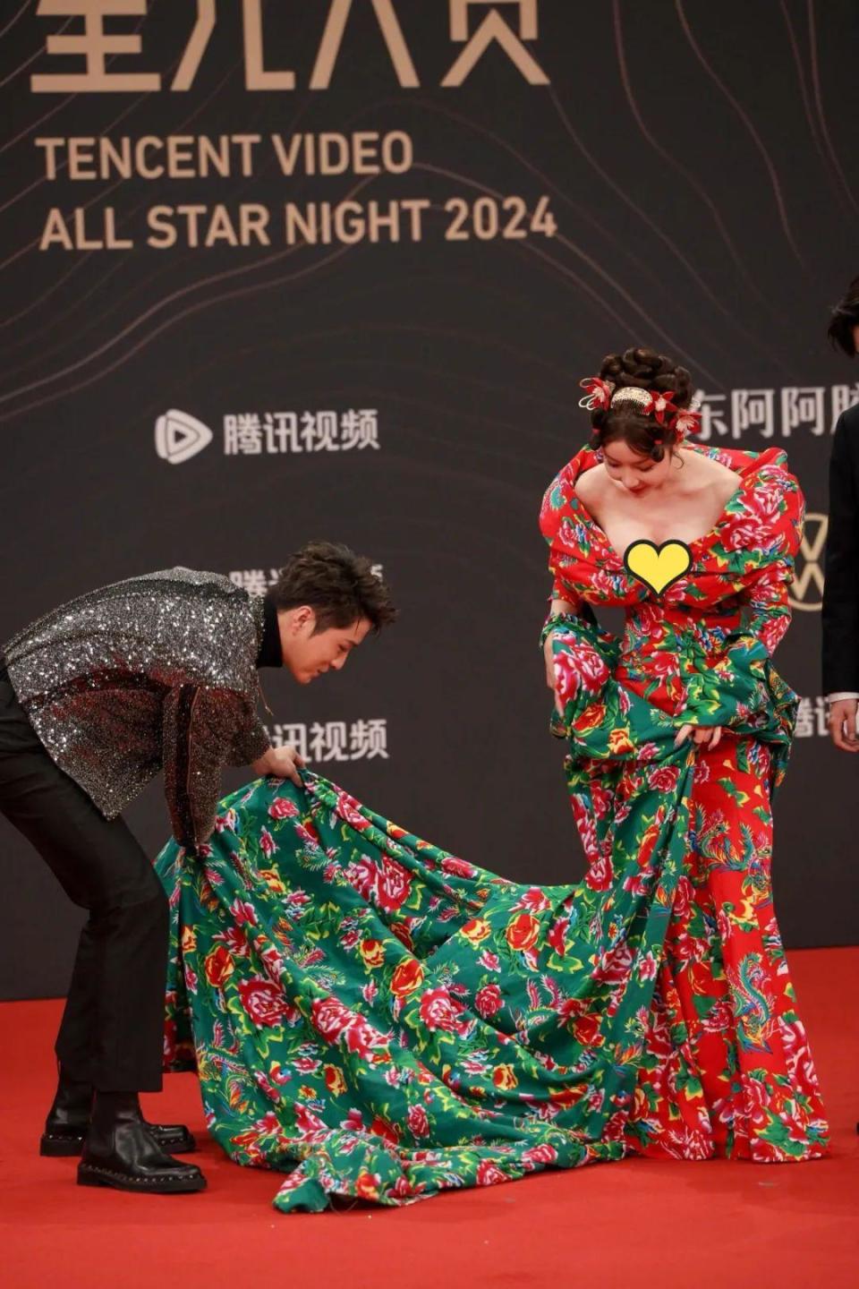 从未如此热辣！女星穿东北大花袄，出位吸睛！_腾讯新闻