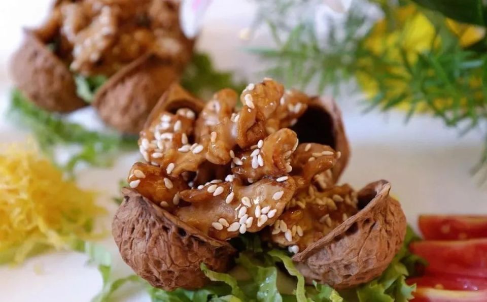 核桃美食突出大姚核桃壳薄,肉白,含脂量低,蛋白质高等优点,用核桃入菜