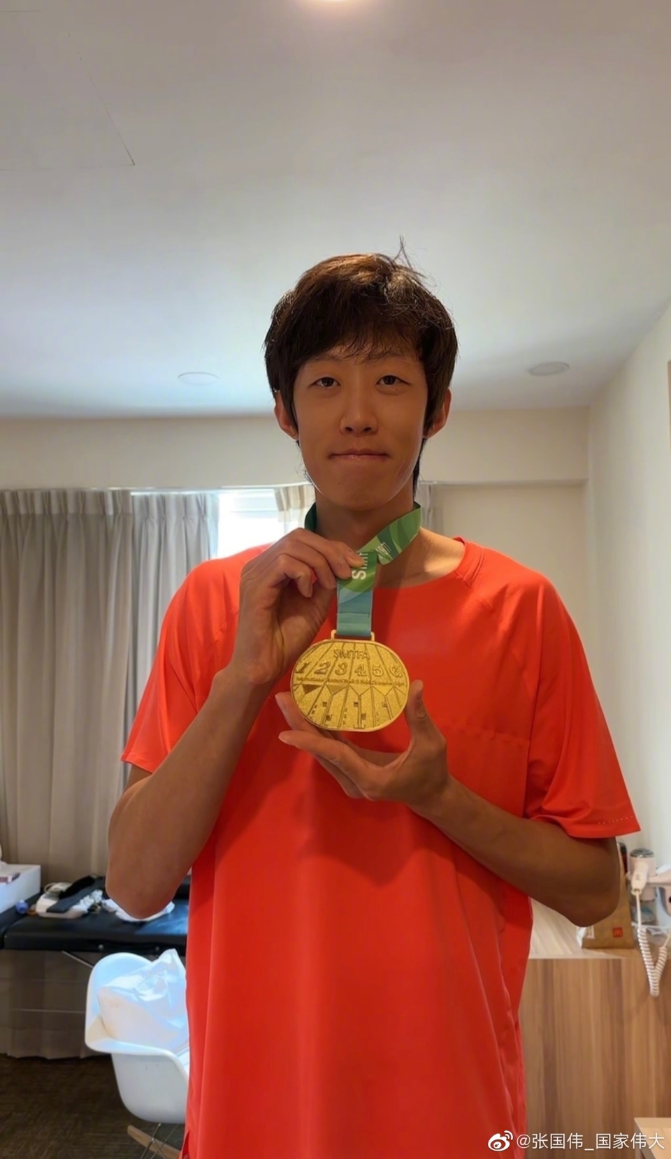 2013年,张国伟跳出2米32的成绩一举打破了朱建华保持了27年的室内全国