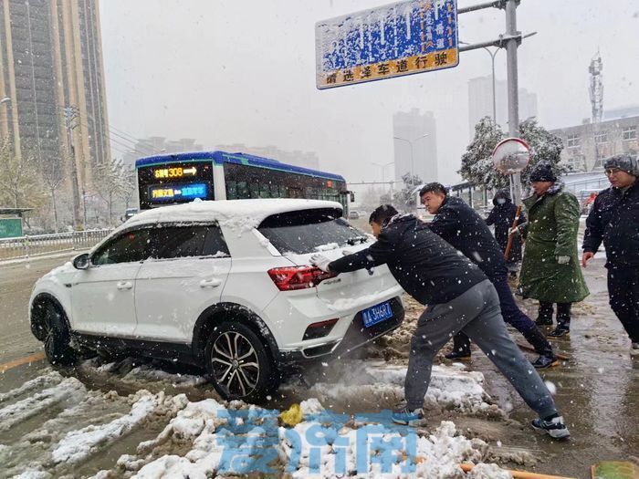 暴雪天私家車打滑寸步難行濟南公交人仗義救援