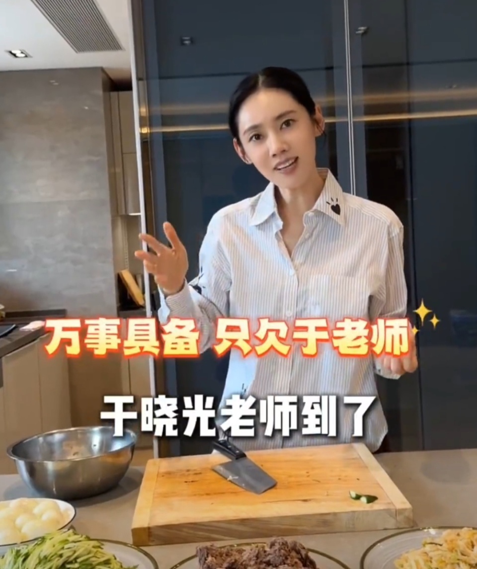 秋瓷炫在家为老公做冷面,两人又亲又抱秀恩爱,6岁儿子吃醋引爆笑