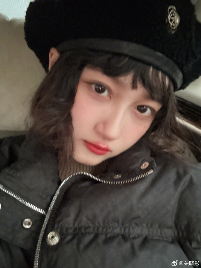 关晓彤分享自拍美照,俏皮灵动甜如少女,戴超大金戒指力证与鹿晗甜蜜