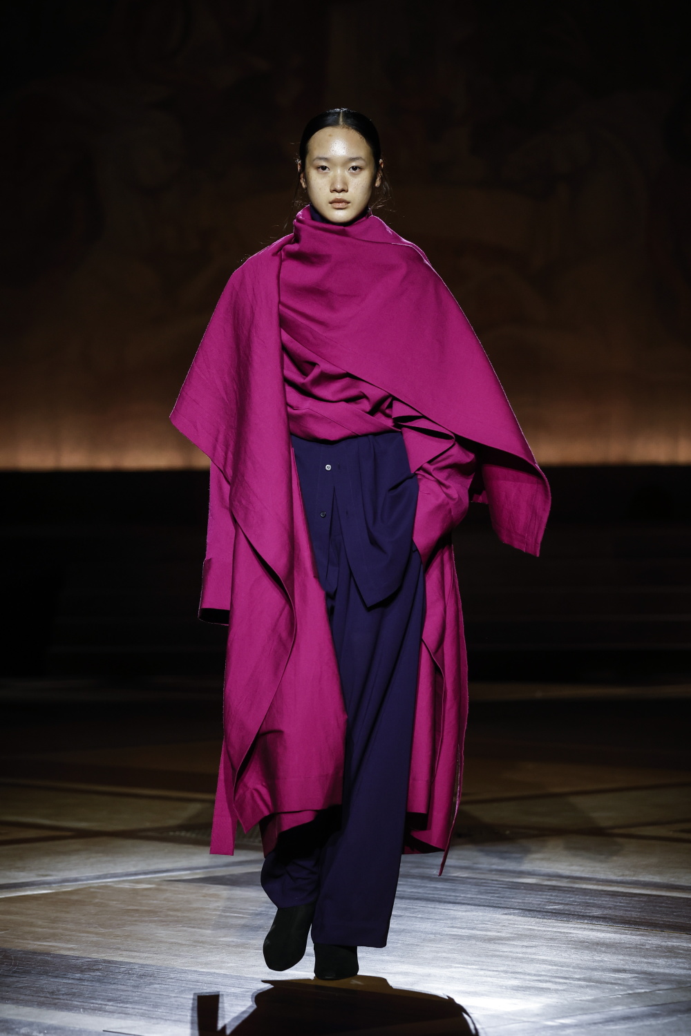 模特在法国巴黎时装周上展示三宅一生品牌的2024/25秋冬新款服装