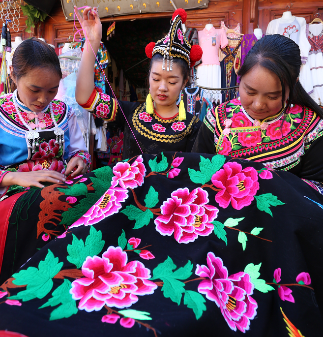67从指尖艺术到指尖产业楚雄彝绣产业高质量发展的突围之路