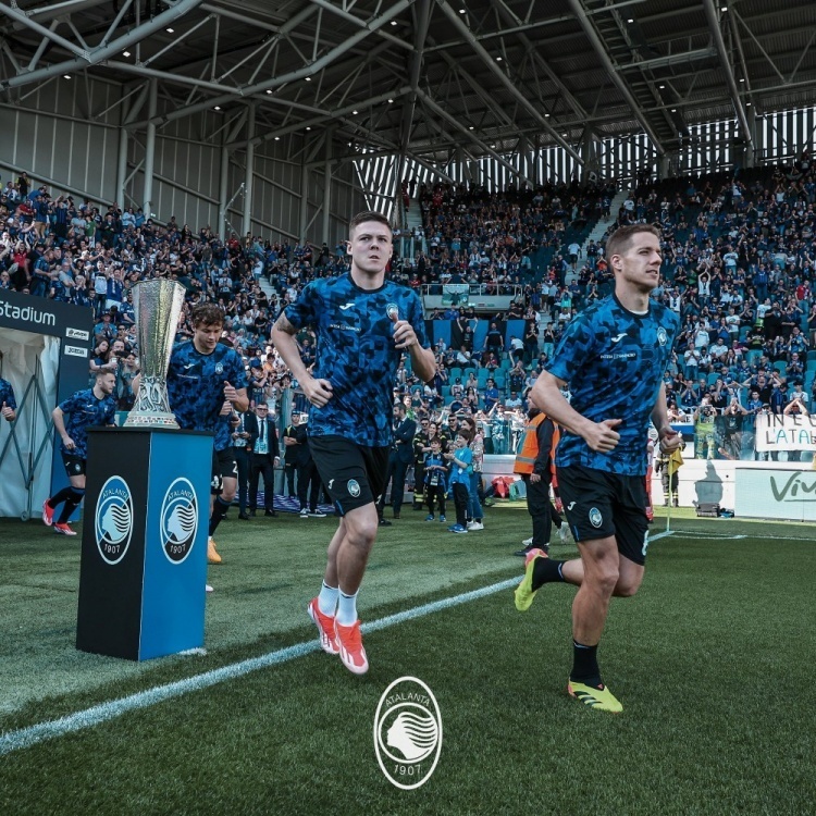 奖杯镇场!亚特兰大主场迎战都灵,场边摆放欧联冠军奖杯