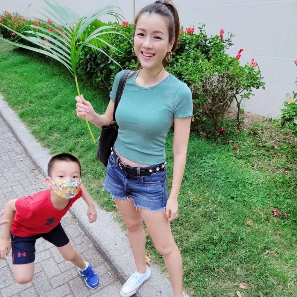 陈豪夫妇中秋合体秀恩爱,42岁陈茵媺保养得宜,比选美时更漂亮