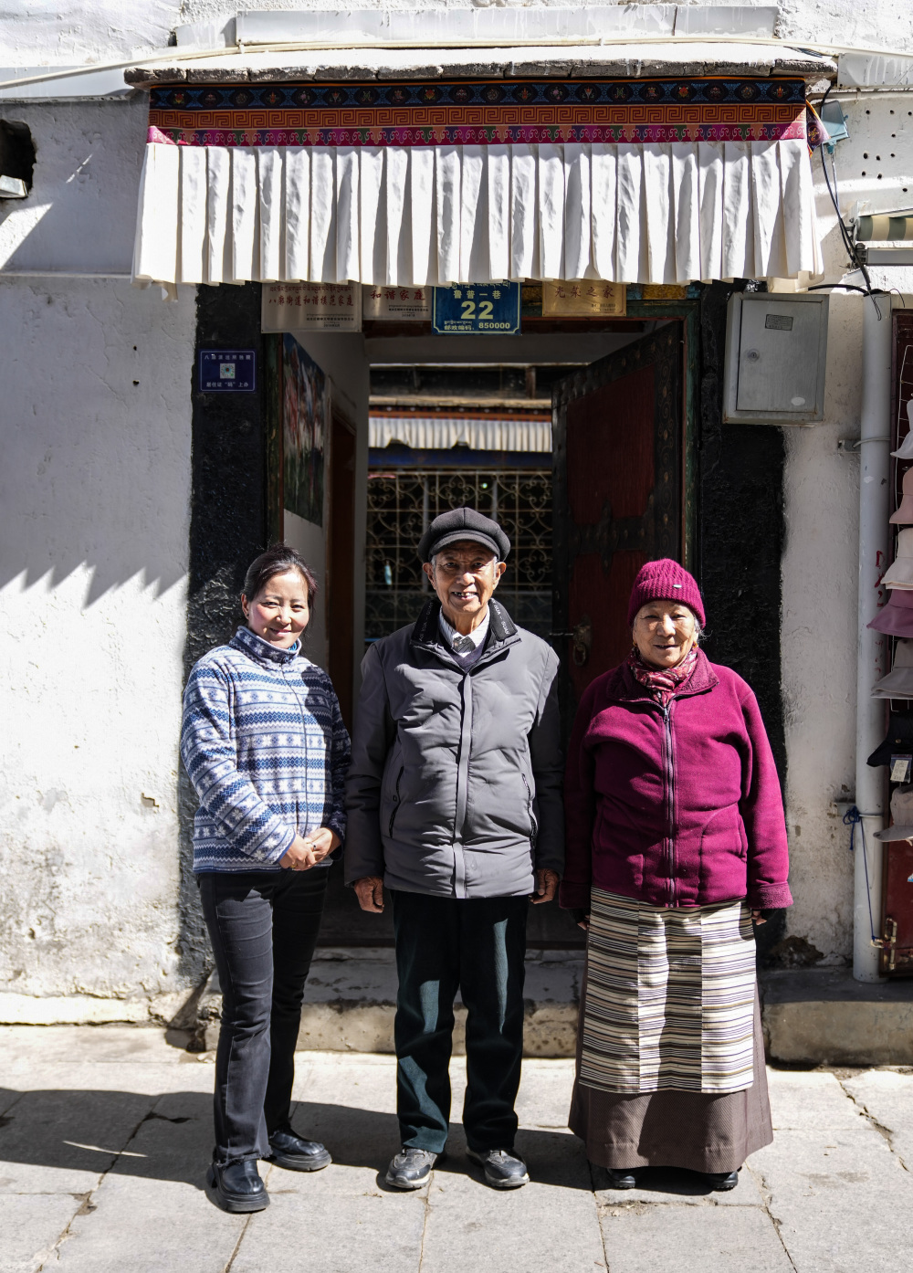 洛桑贡布(中)和大儿媳央金(左),老伴次仁白姆在家门口前合影(3月27日