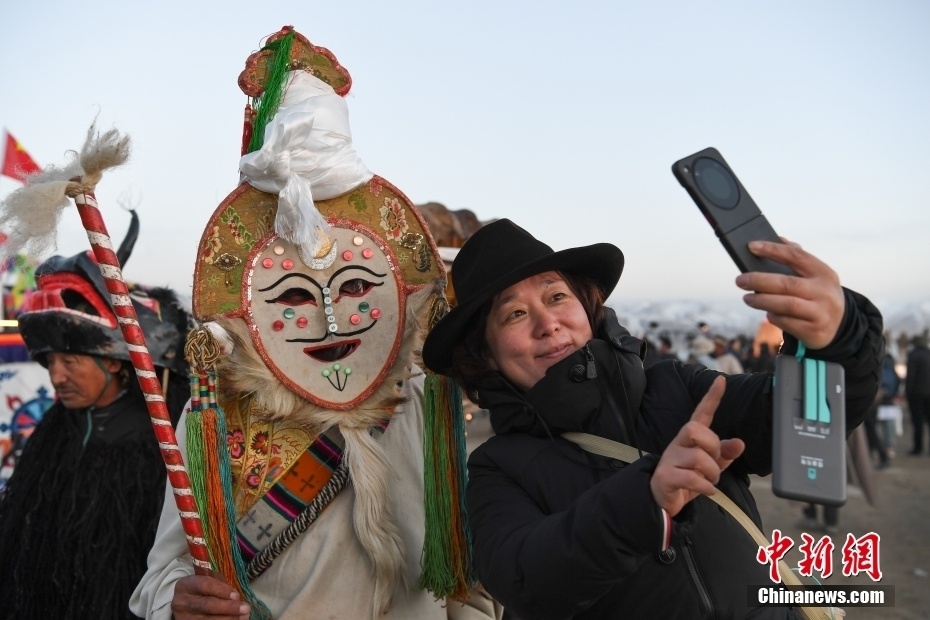 西藏拉萨：纳木错湖畔游客体验篝火锅庄舞_腾讯新闻