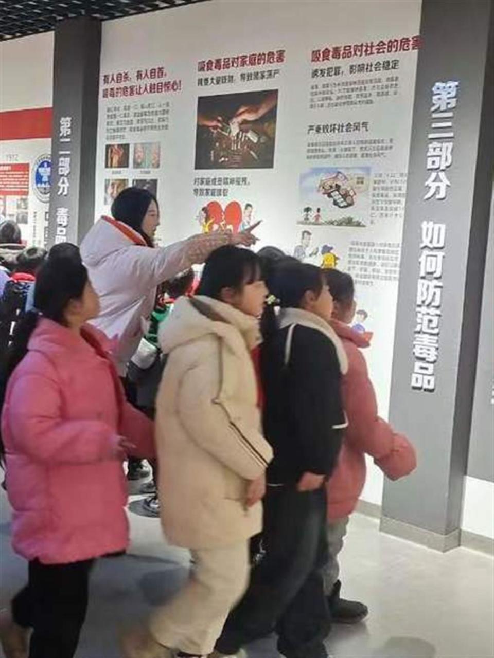 2月29日,云梦县公安局组织下辛店中学100余名学生到下辛店镇禁毒教育