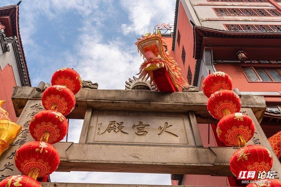 我的大城小镇|镜头里的龙年,精彩纷呈的火宫殿庙会_腾讯新闻