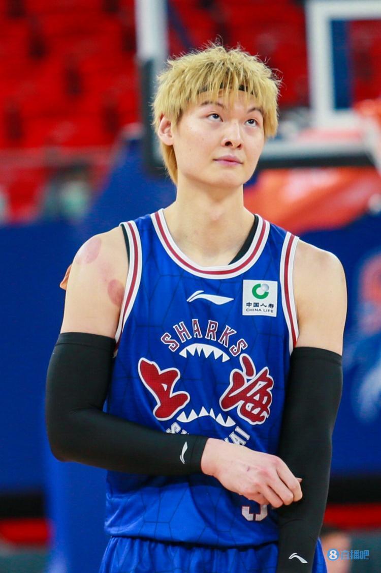 王哲林19中8拿下18分18板4助 最后时刻犯满离场