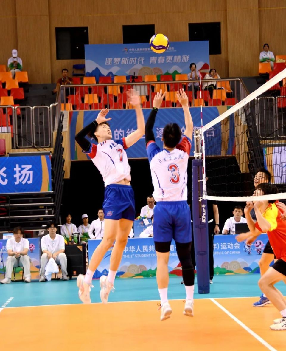 据了解,本次学青会(校园组)排球中学组比赛男女组各有12支队伍,共360