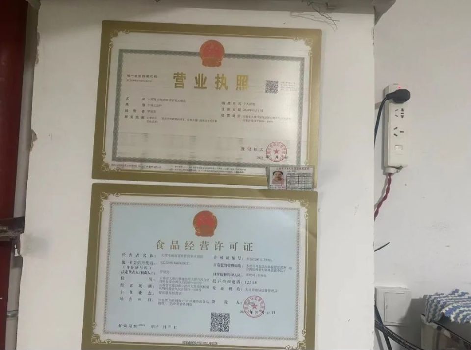 1,明厨亮灶,厨房整洁卫生,设施设备布局及操作流程规范,就餐环境干净