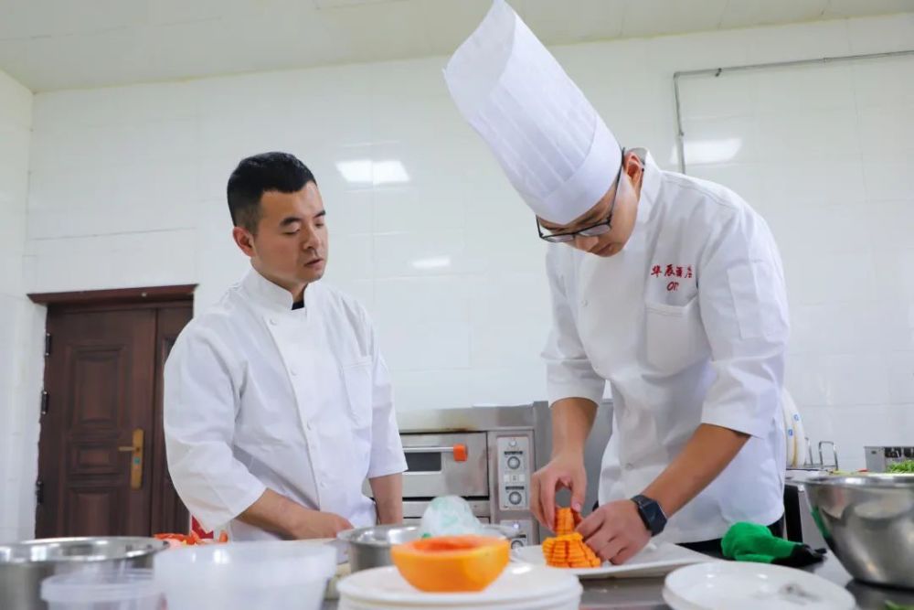 人物故事丨蔺伟:用四方灶台"勾勒"青春芳华_腾讯新闻