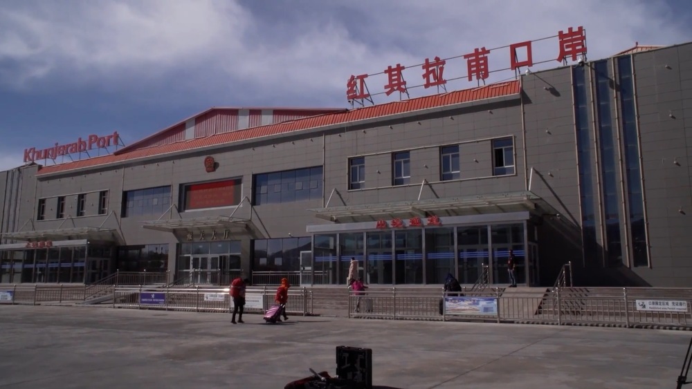 在新疆红其拉甫公路口岸旅检大厅内,海关关员正忙着为多名赴巴基斯坦
