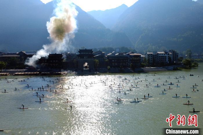 全国桨板高手齐聚千年濯水古镇 逐浪阿蓬江