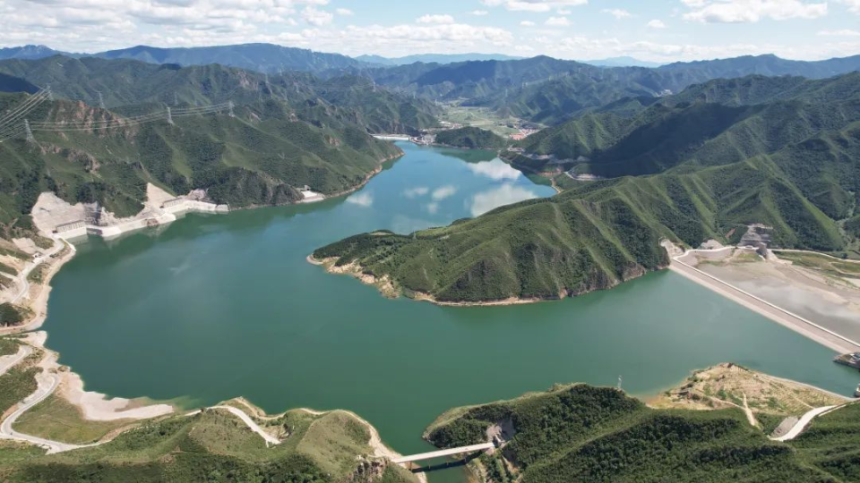 巨型充电宝,是因为通过电网调度,电站可以在用电低谷时抽水至上水库