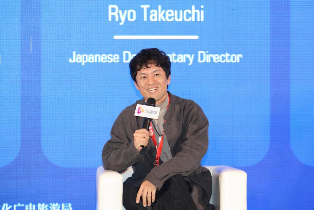 2020年,竹内亮执导的纪录片《好久不见,武汉》曾在中日两国引发网络