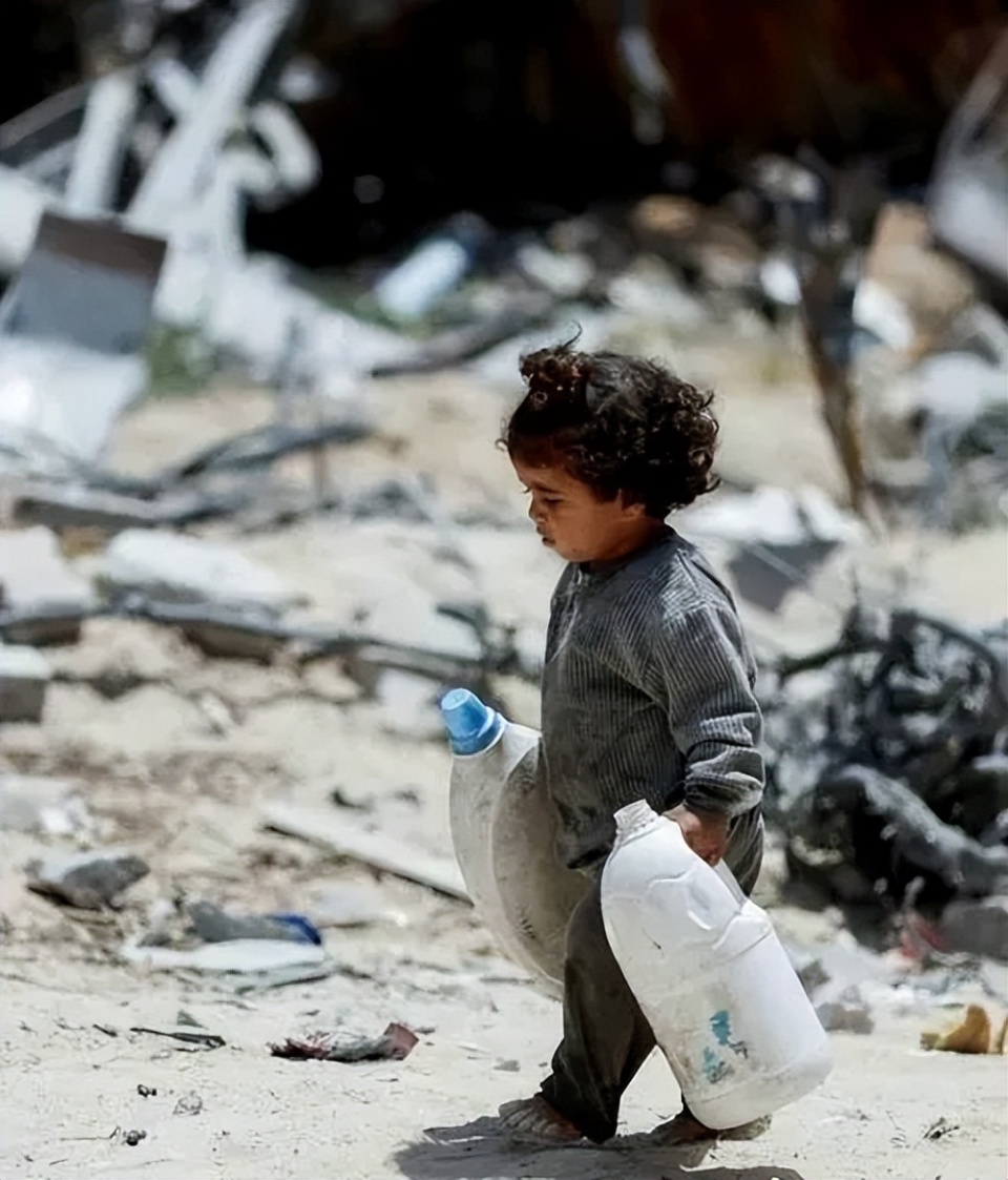 四五岁本该是无忧无虑的年龄,但加沙的孩子们却要早早地在遍体鳞伤中