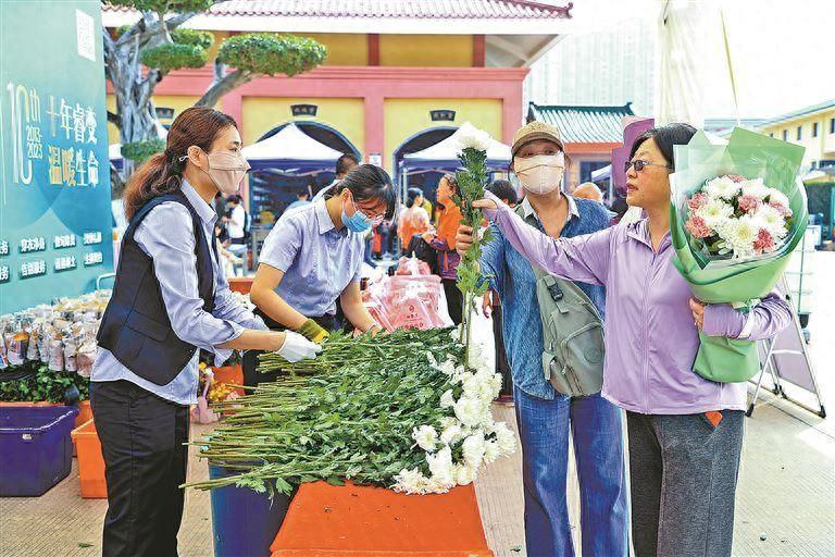 厦门各个墓陵园迎来清明祭扫小高峰未来几天祭扫高峰或将持续