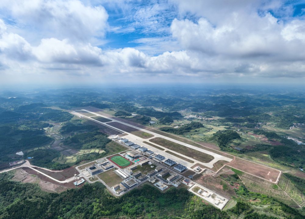 从遂宁南坝机场中国民用航空飞行学院遂宁分院随着机长的一声令下10月