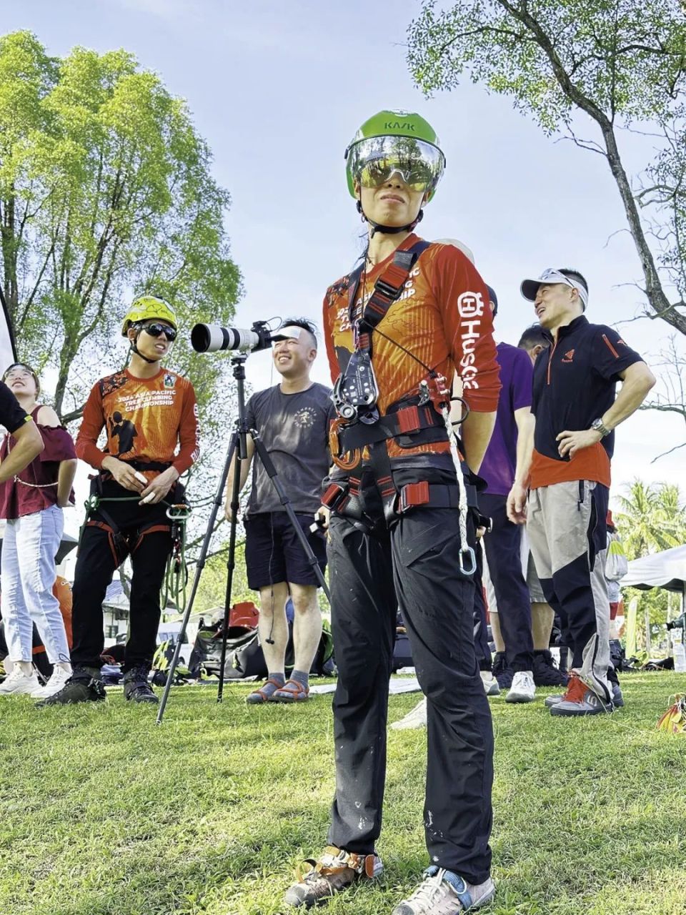 俞燕玲(中)和其他参赛选手合影.