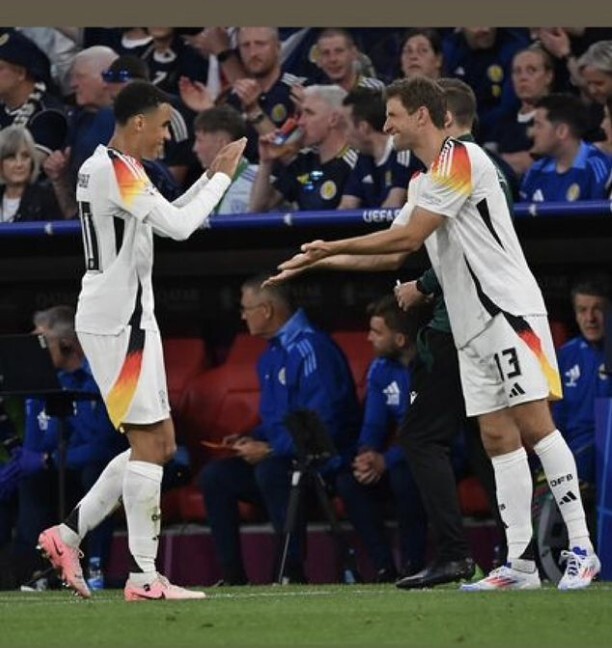 穆西亚拉在社媒晒出了自己和穆勒的合照,并配文道:"在德国国家队和