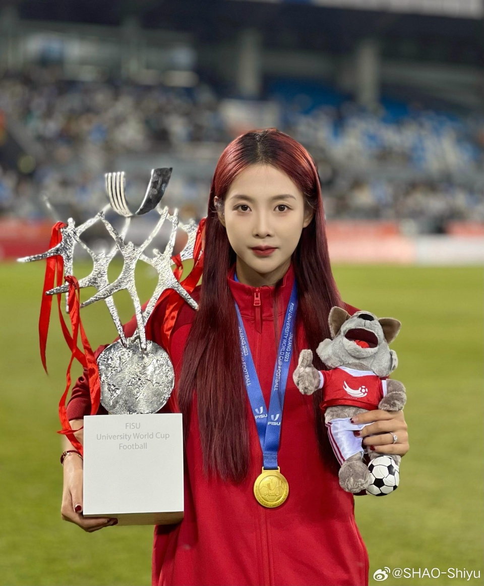 叫板韩国足坛第一女神李玟娥00后女足小将邵诗雨斩国际大体联足球世界