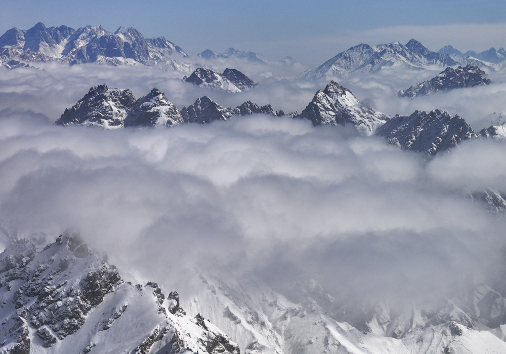 新疆叶城县南部山区的昆仑雪峰云雾缭绕(2月21日摄,无人机照片)