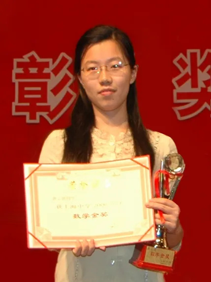 她成为首位摘获数论最高奖的华人女数学家，毕业于上海中学，是王虹本科同学_腾讯新闻